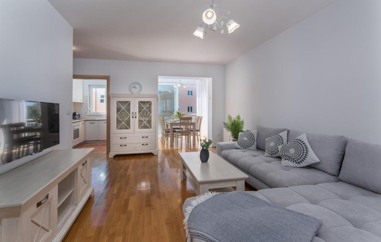 Apartment Melarnian Near The Beach In 우마그 외부 사진